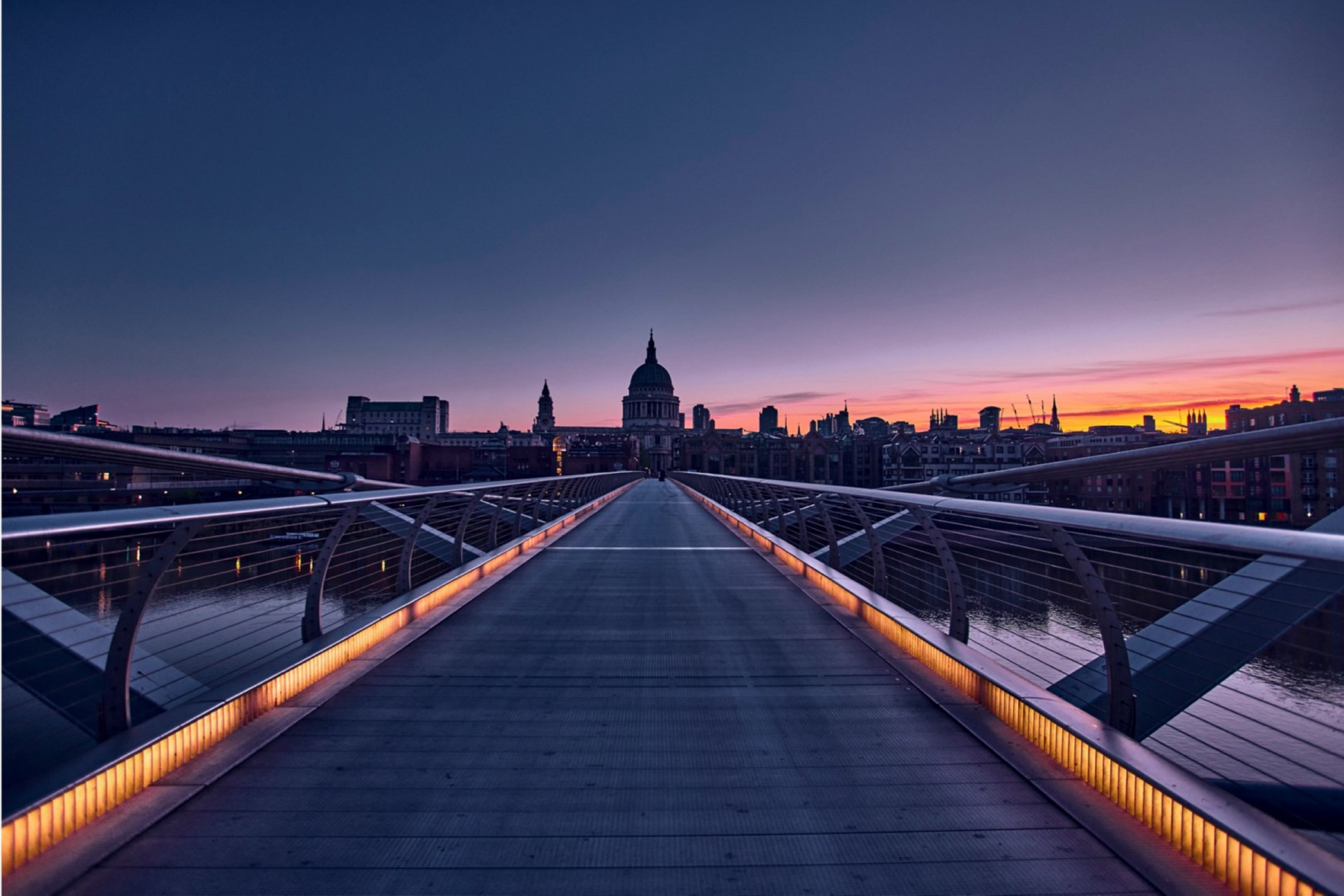 pont vers la ville le soir